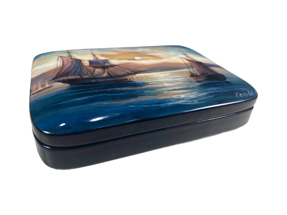 Russian Box Signed by Kotoba: Russian Box Signed by Kotoba . 1 x 4 5/8 x 3 1/2 in.Good condition. Local Pick up call one day before to make an appointment. TO SHIP THIS ITEM IN USA OR INTERNATIONAL, PLEASE CONTACT THE SHIPPERS : 1