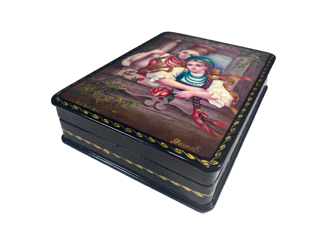 Russian Box Signed by Mikheen: Russian Box Signed by Mikheen. 1 3/8 x 6 x 4 3/8 in.Good condition. Local Pick up call one day before to make an appointment. TO SHIP THIS ITEM IN USA OR INTERNATIONAL, PLEASE CONTACT THE SHIPPERS : 1