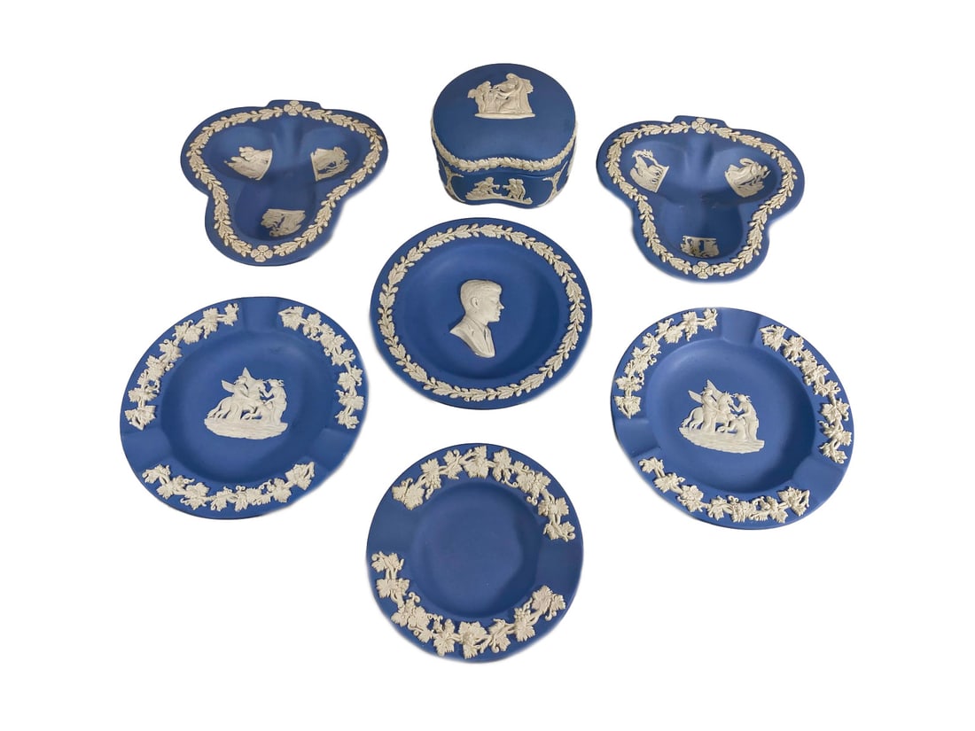 7 Wedgwood, England Jasperware Ashtrays & Box: 7 Wedgwood, England Jasperware Ashtrays & Box. Box: 2 x 3 x 2 3/4 in. 2 Ashtrays: 4 1/2 x 4 1/2 in, 3: 4 3/8 in and 1 3 5/8 in.Good condition. Local Pick up call one day before to make an appointment.