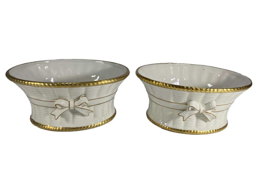 A Mottahedeh Design, Italy Pair of Porcelain Bowls: A Mottahedeh Design, Italy Pair of Porcelain Bowls. 3 1/2 x 8 x 6 1/2 in.Good condition. Local Pick up call one day before to make an appointment. TO SHIP THIS ITEM IN USA OR INTERNATIONAL, PLEASE CON