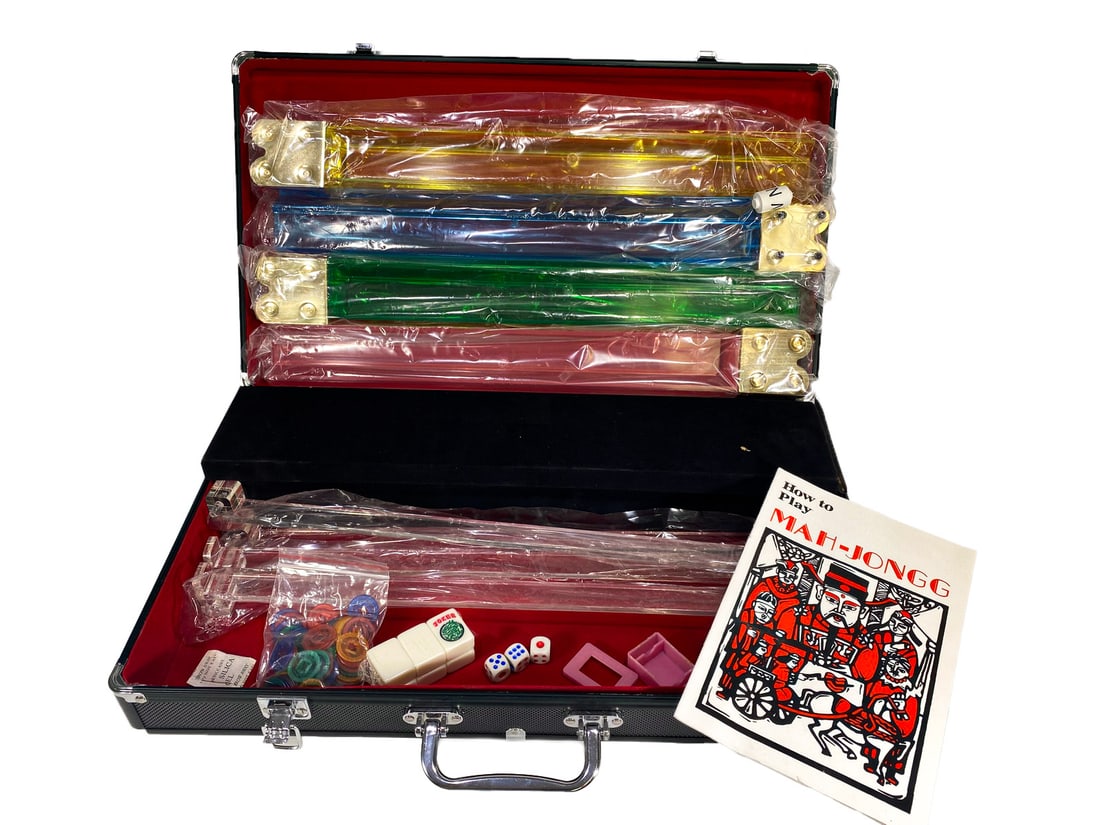 Mah Jongg Chinese Game with Case: Mah Jongg Chinese Game with Case. Case: 3 3/4 x 19 1/2 x 11 in.Good condition. Local Pick up call one day before to make an appointment. TO SHIP THIS ITEM IN USA OR INTERNATIONAL, PLEASE CONTACT THE S
