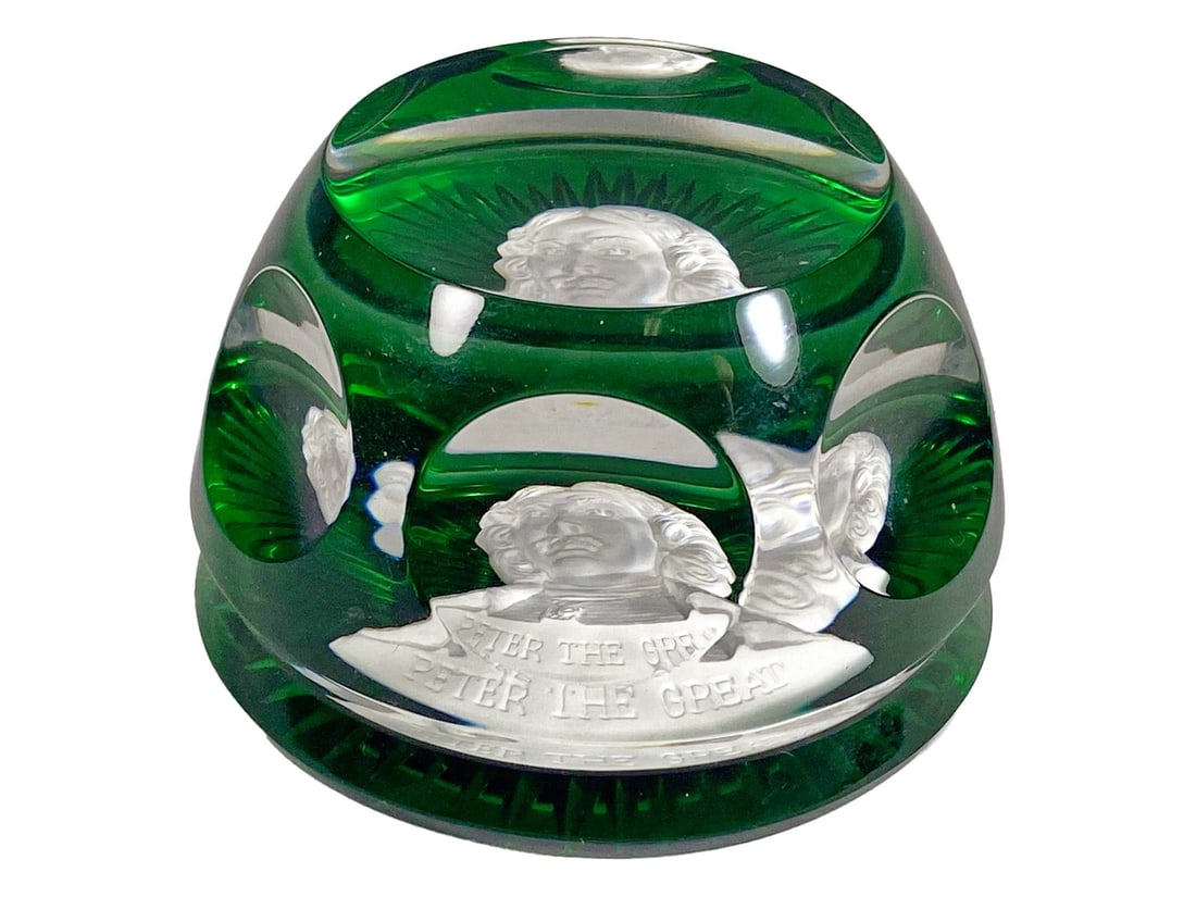 Peter The Great, Baccarat The Franklin Mint 1977 Paperweight: Peter The Great, Baccarat The Franklin Mint 1977 Paperweight. 1 3/4 x 2 7/8 in.Good condition. Local Pick up call one day before to make an appointment. TO SHIP THIS ITEM IN USA OR INTERNATIONAL, PLEA