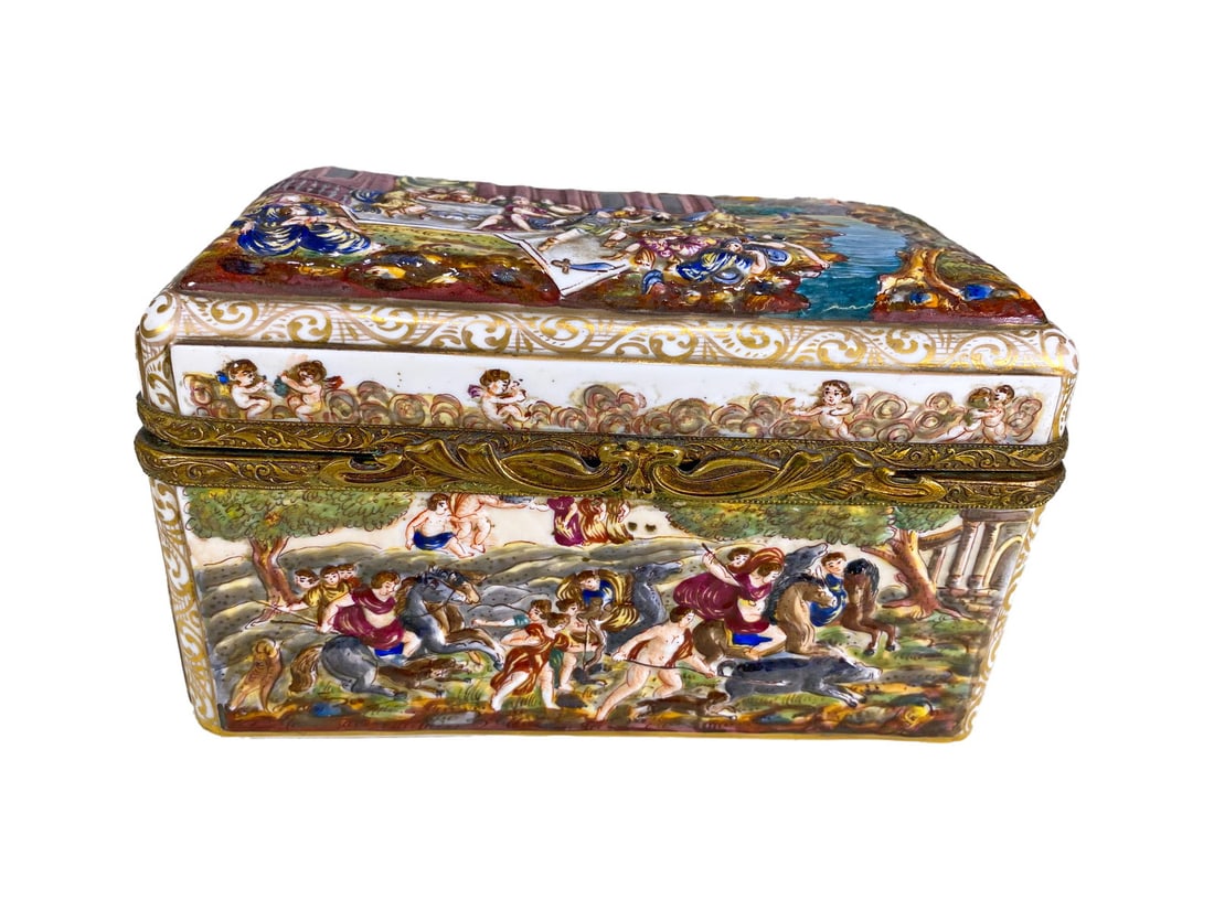 Antique Capodimonti Porcelain Box: Antique Capodimonti Porcelain Box. 3 3/4 x 6 1/2 x 3 1/2 in.Good condition. Local Pick up call one day before to make an appointment. TO SHIP THIS ITEM IN USA OR INTERNATIONAL, PLEASE CONTACT THE SHIP