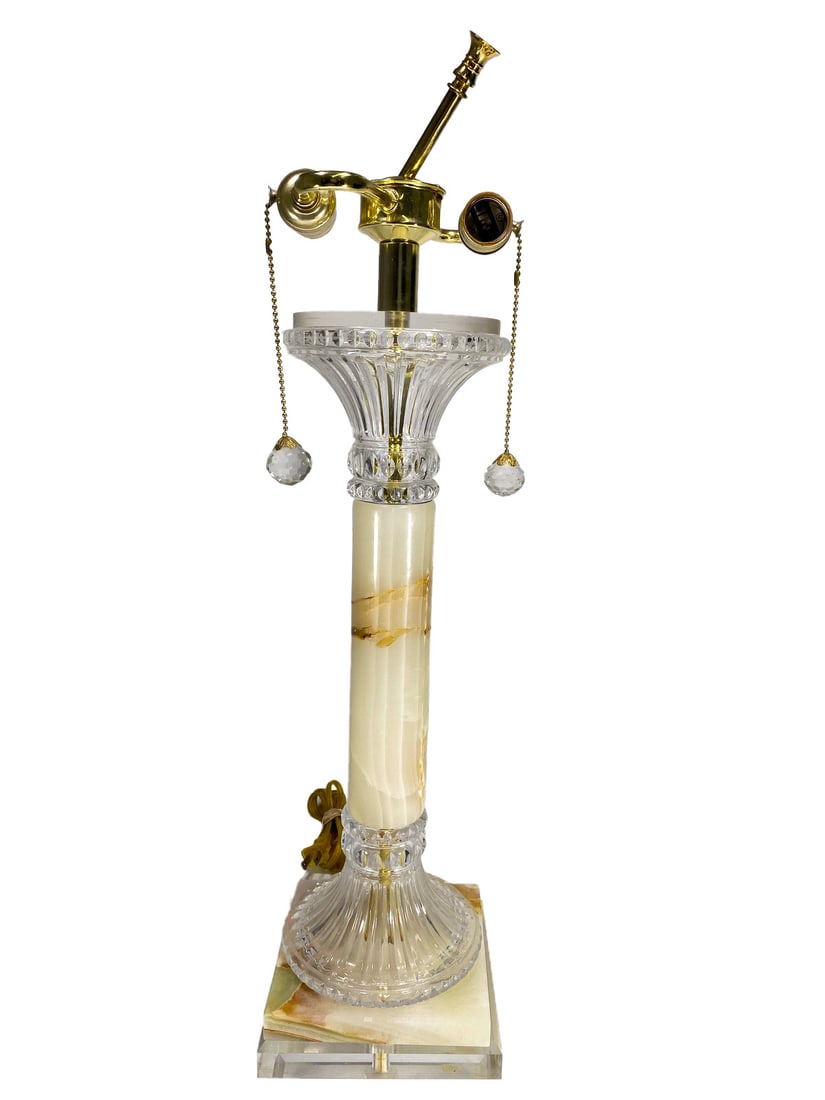 Mid Century Onyx & Glass Table Lamp: Mid Century Onyx & Glass Table Lamp. 23 x 6 1/2 x 6 1/2 in, final top not included.Final top needs repair. Local Pick up call one day before to make an appointment. TO SHIP THIS ITEM IN USA OR INTERNA