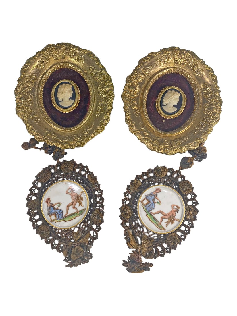 2 Brass Frame Cameos & 2 Porcelain & Fabric Plaques: 2 Brass Frame Cameos & 2 Porcelain & Fabric Plaques. 5 x 4 3/8 x 5/8 in and 5 x 3 1/4 in.Local Pick up call one day before to make an appointment. TO SHIP THIS ITEM IN USA OR INTERNATIONAL, PLEASE CON