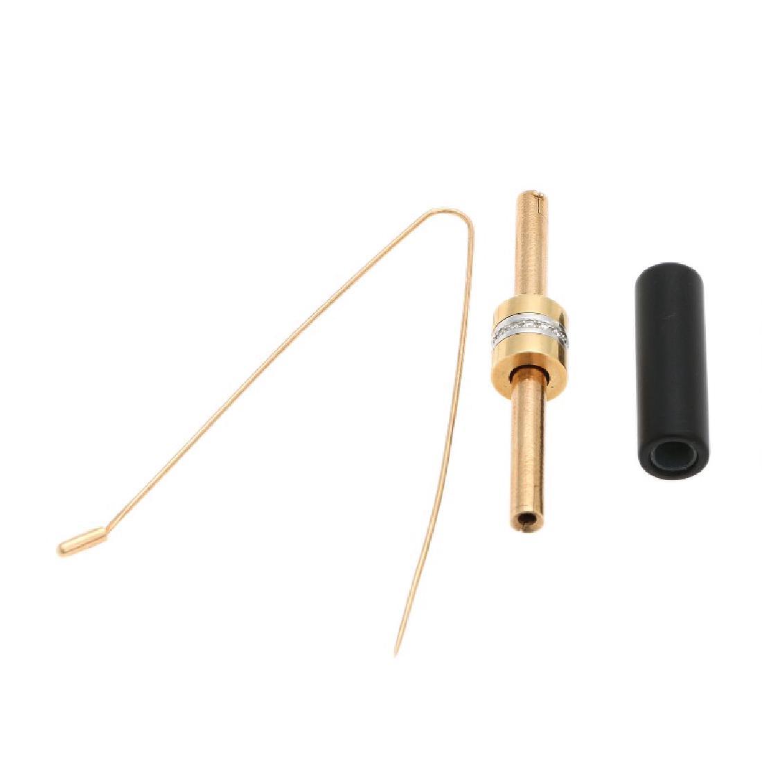 Ole Lynggaard: A clasp/brooch of 14k gold with three: A clasp/brooch of 14k gold with three extra pieces two of 14k gold and one set with numerous brilliant-cut diamonds, mounted in 14k white gold. Accompanied by a tube of black plastic. L. brooch 9 cm.