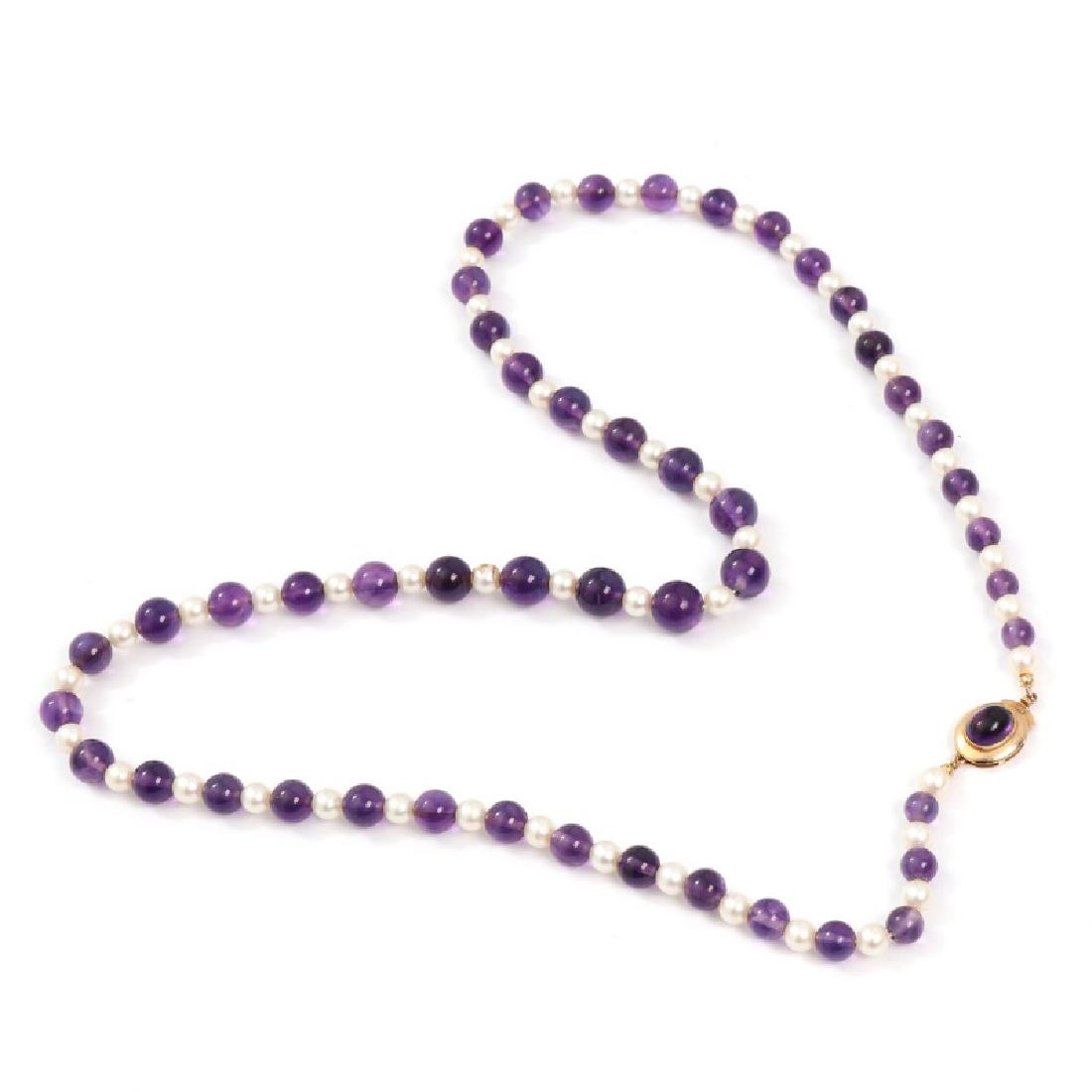 Hugo Grün: An amethyst and cultured pearl necklace with: An amethyst and cultured pearl necklace with a 14k gold clasp. L. 74 cm. Ametysterne er tilføjet af Bent Knudsen.