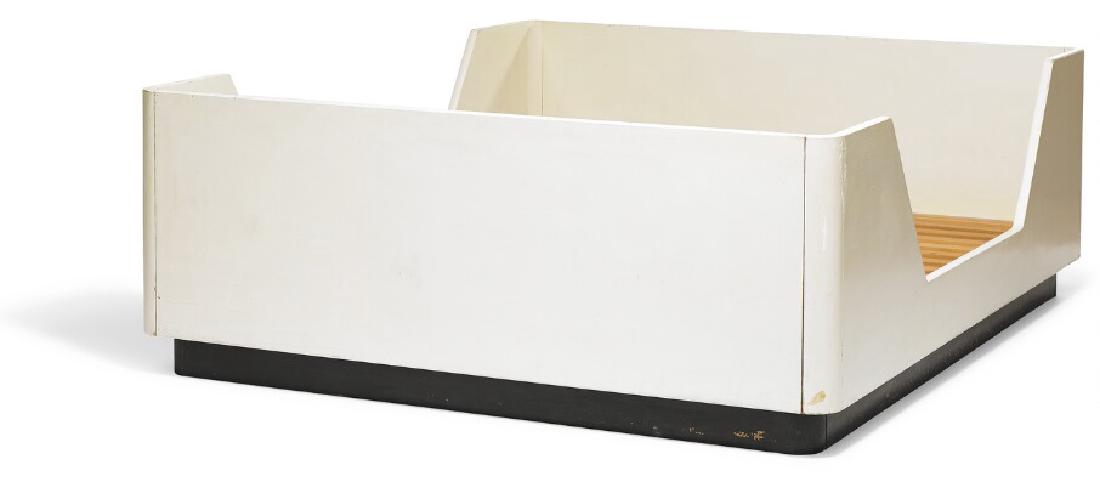 Flemming Lassen: Bed with white painted frame and black: Bed with white painted frame and black painted base, rounded corners and open sides. Lamella bottom of pine in two sections. Collapsible. This example made to order 1944. H. 64,5 cm. L. 195 cm. W. 165