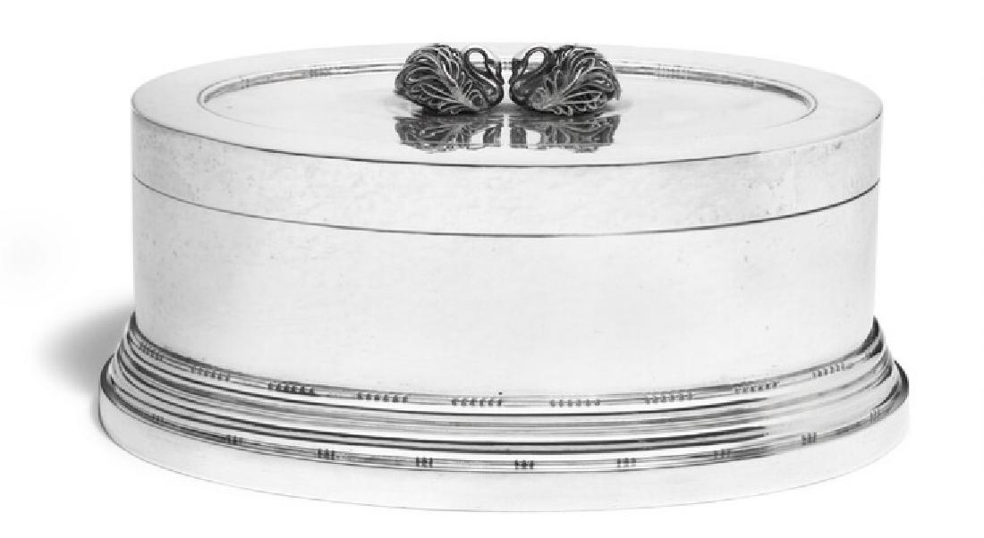 Johan Rohde: Large oval silver box with hammered: Large oval silver box with hammered surface. Hinged cover with two swans. Georg Jensen anno 1920. Design no. 160. Weight 1505 gr. H. 11,5 cm. W. 17 cm. L. 24,8 cm. Artist: Johan Rohde (b. Randers 1856