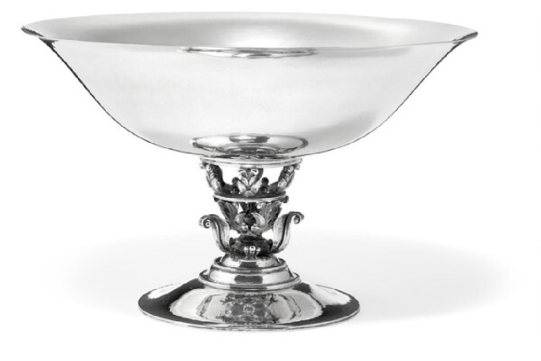 Johan Rohde: A large hammered silver bowl. Design no.: A large hammered silver bowl. Georg Jensen anno 1919. Design no. 184. Weight 1225 gr. H. 19,2 cm. Diam. 30,5 cm. Artist: Johan Rohde (b. Randers 1856, d. Hellerup 1935)