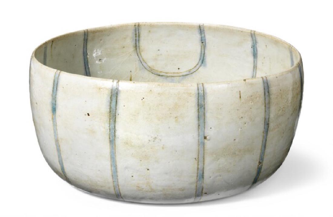 Gertrud Vasegaard: A large circular stoneware bowl.: A large circular stoneware bowl. Decorated with transparent glaze and brown glazed line patterns between which blue glaze. Signed monogram. Unique. H. 14,5 cm. Diam. 30,5-32 cm. Artist: Gertrud Vasega