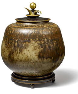 Kresten Bloch, Knud Andersen: Stoneware lid var: Stoneware lid var decorated with Sung glaze. Signed monogram. Royal Copenhagen. Lid and base of patinated and partly gilded bronze. Marked monogram KA for Knud Andersen. H. 22 cm.
