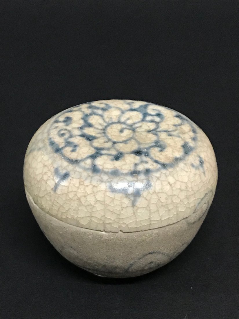 Blue and white Porcelain Pill Box: Chinese Decorative Work of Art Blue and White Porcelain Pill Box, Dimension is 1.75 inches high x 2.25 inches wide. The shipping cost for domestic is $20.00 flat rate shipping within the Continental U