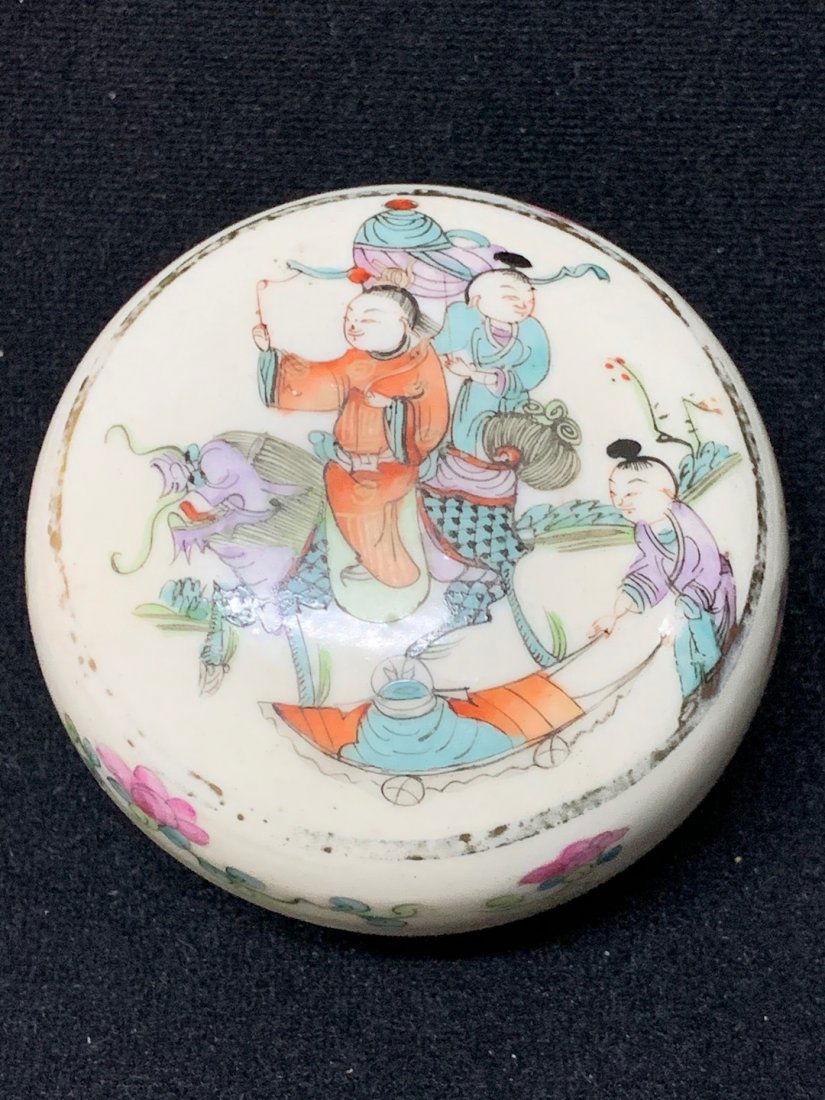 Famille Rose Lidded Box (1 of 7)