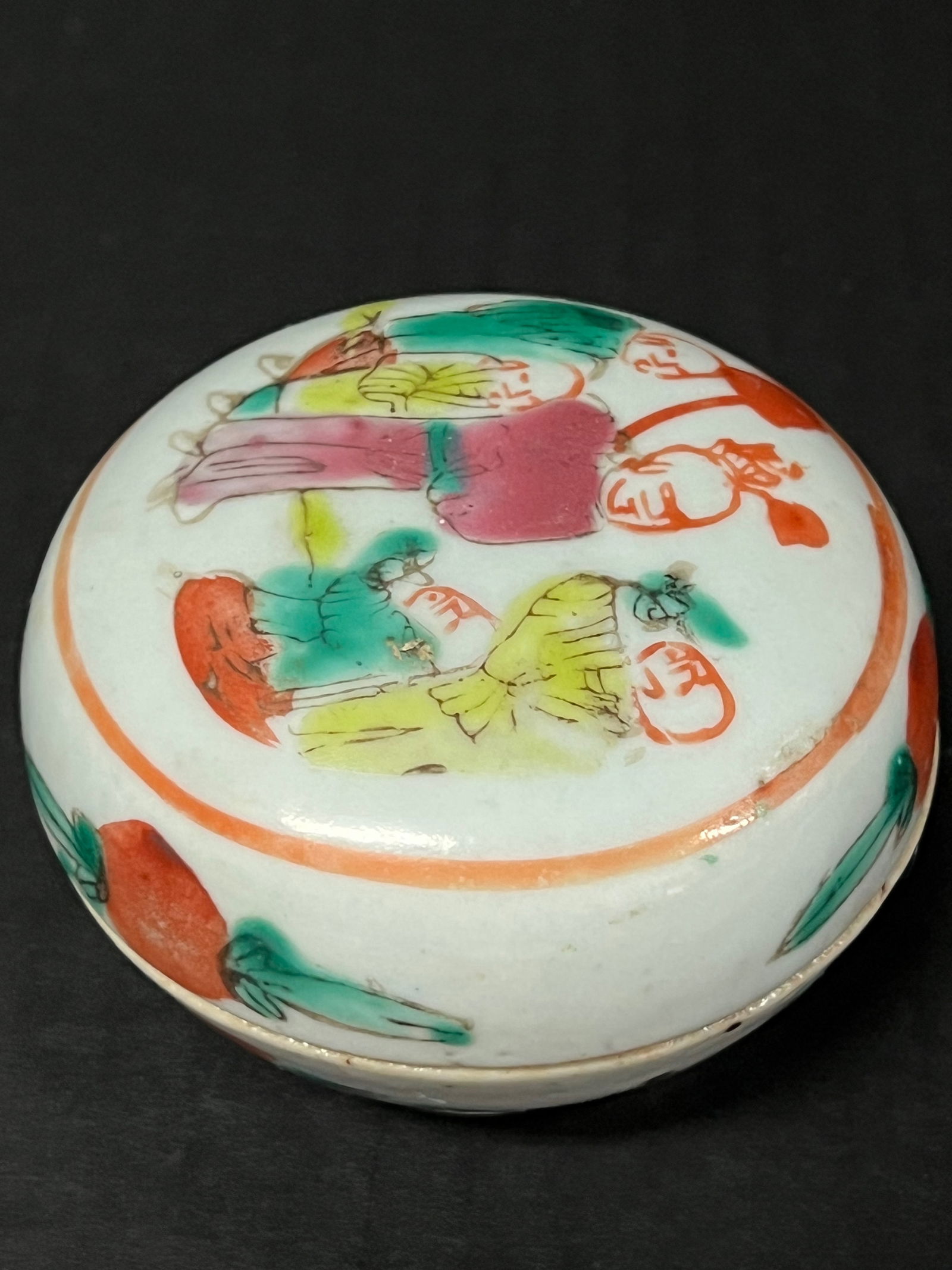 Porcelain Famille Rose Pill Boxx: Chinese Work of Arts Porcelain Famille Rose Pill Box The dimension is 2 inches high x 3 inches wide. Please be aware that some of the items are vintage, secondhand, old ages, antiques and may have a d