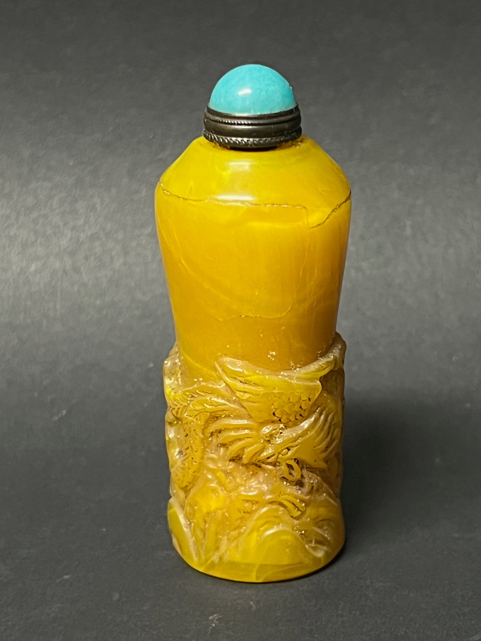 Chinese Art Peking Glass Snuff Bottle: Chinese Art Peking Glass Snuff Bottle. The dimension is 3 inches high x 1.5 inches wide. Please be aware that some of the items are vintage, secondhand, old ages, antiques and may have a defects or si