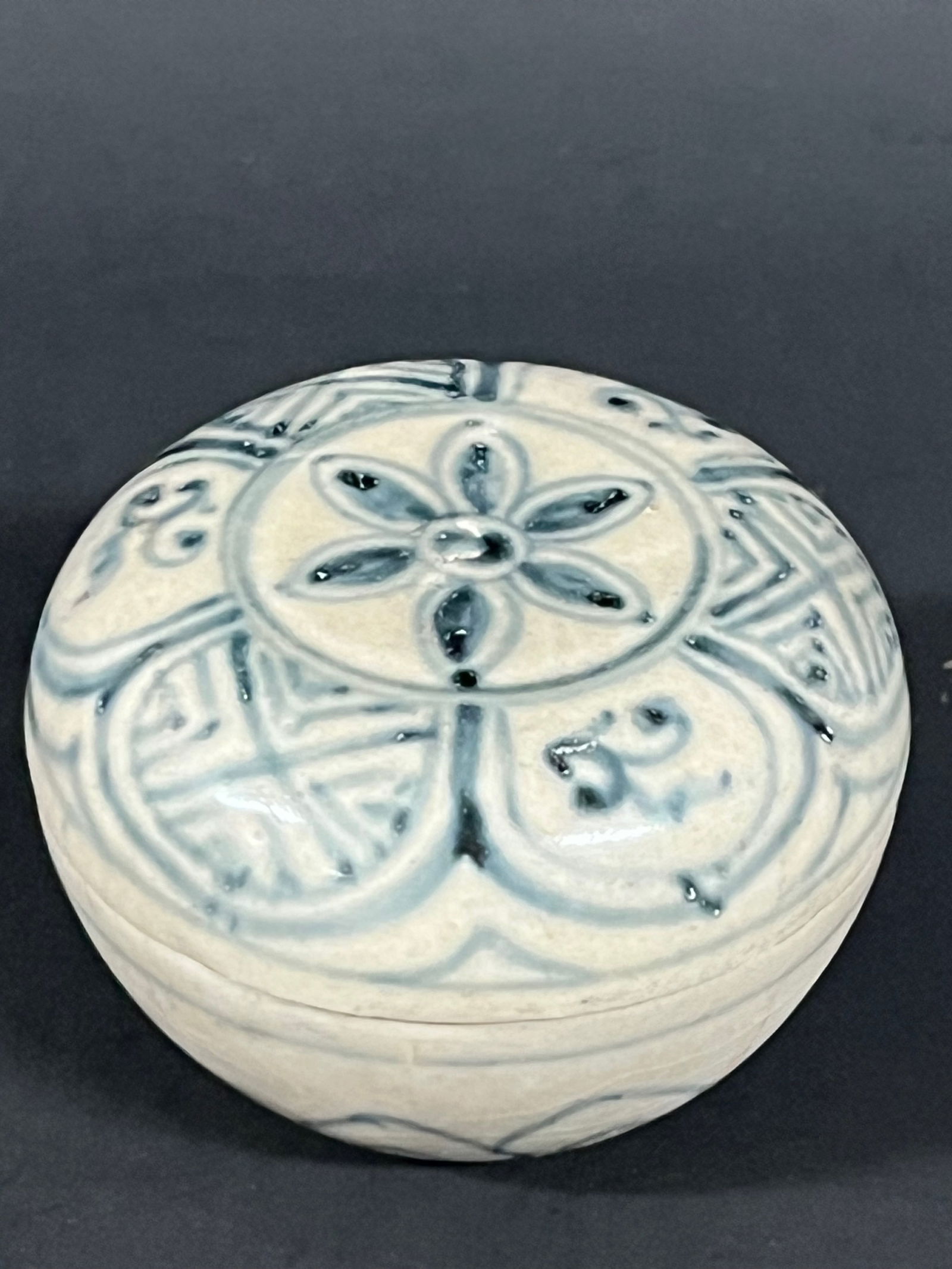Chinese Blue and White Porcelain Pill Box: Chinese Art Blue and White Porcelain Pill Box. The dimension is 2 inches high x 3 inches wide. Please be aware that some of the items are vintage, secondhand, old ages, antiques and may have a defects