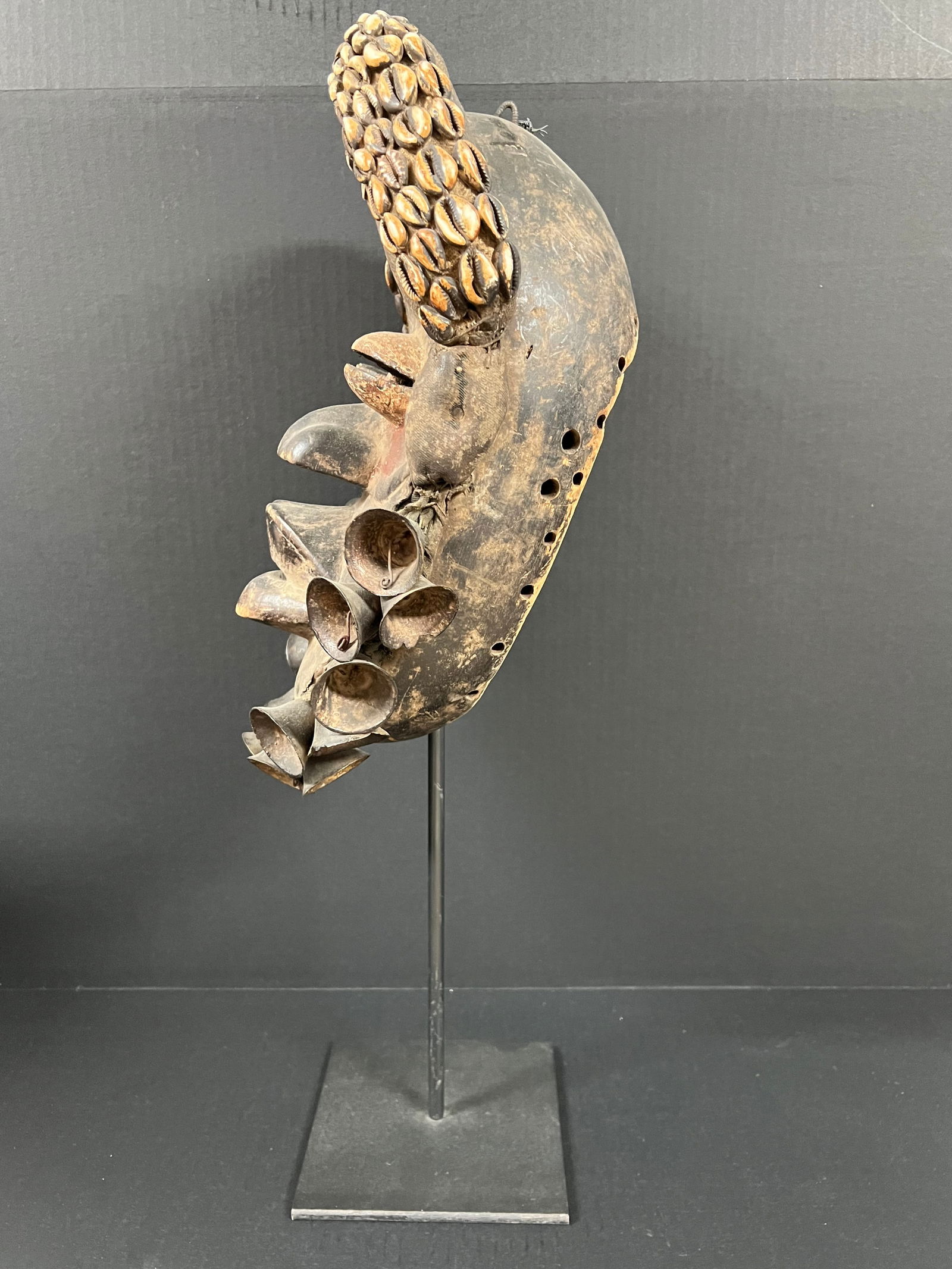 Dan Guere Mask with Stand - 9