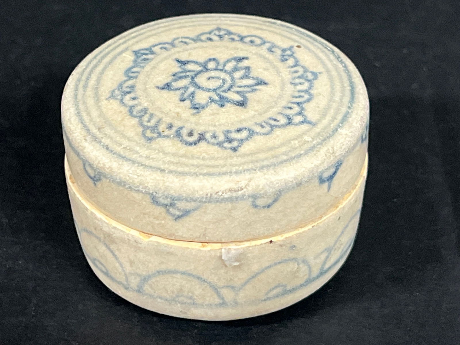 Small Porcelain Blue and White Round Lidded Box: Chinese Art Porcelain Blue and White Round Lidded Box. The dimension is 1.5 inches high x 2.25 inches wide. Please be aware that some of the items are vintage, secondhand, old ages, antiques and may h
