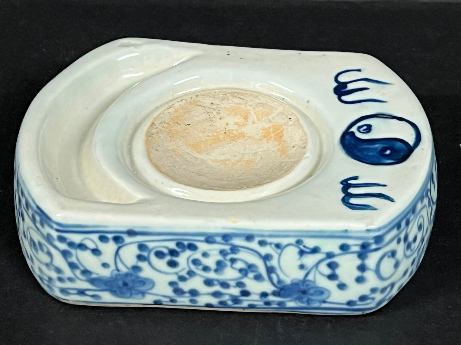 Porcelain Blue and White Ink Pod: Chinese Art Porcelain Blue and White Ink Pod. The dimension is 1.5 inches high x 4.5 inches depth x 6 inches wide. Please be aware that some of the items are vintage, secondhand, old ages, antiques an