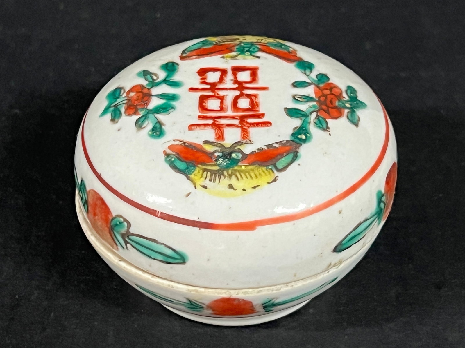 Porcelain Famille Rose Round Pill Box: Chinese Art Porcelain Famille Rose Round Pill Box. The dimension is 2 inches high x 3 inches wide. Please be aware that some of the items are vintage, secondhand, old ages, antiques and may have a def