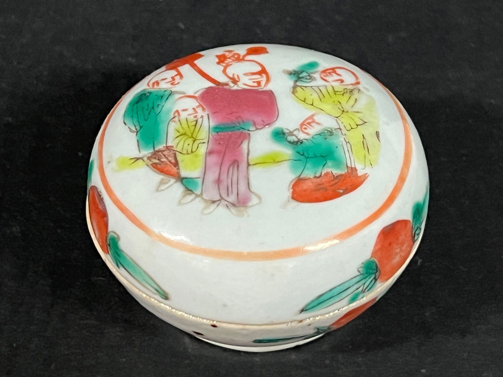 Porcelain Famille Rose Round Pill Box: Chinese Art Porcelain Famille Rose Round Pill Box. The dimension is 2 inches high x 3 inches wide. Please be aware that some of the items are vintage, secondhand, old ages, antiques and may have a