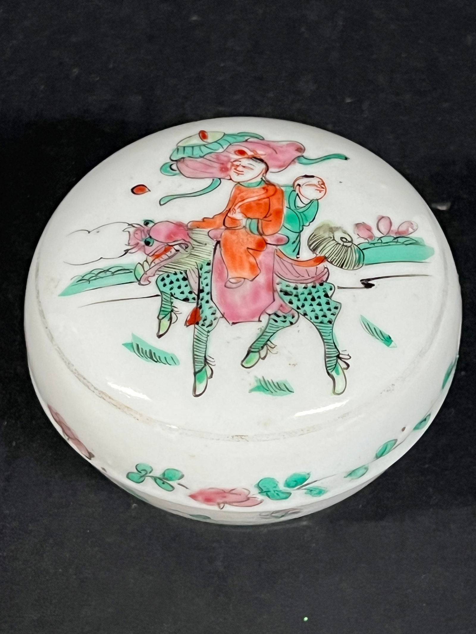 Porcelain Famille Rose Round Pill Box: Chinese Art Porcelain Famille Rose Round Pill Box. The dimension is 2 inches high x 3 inches wide. Please be aware that some of the items are vintage, secondhand, old ages, antiques and may have a