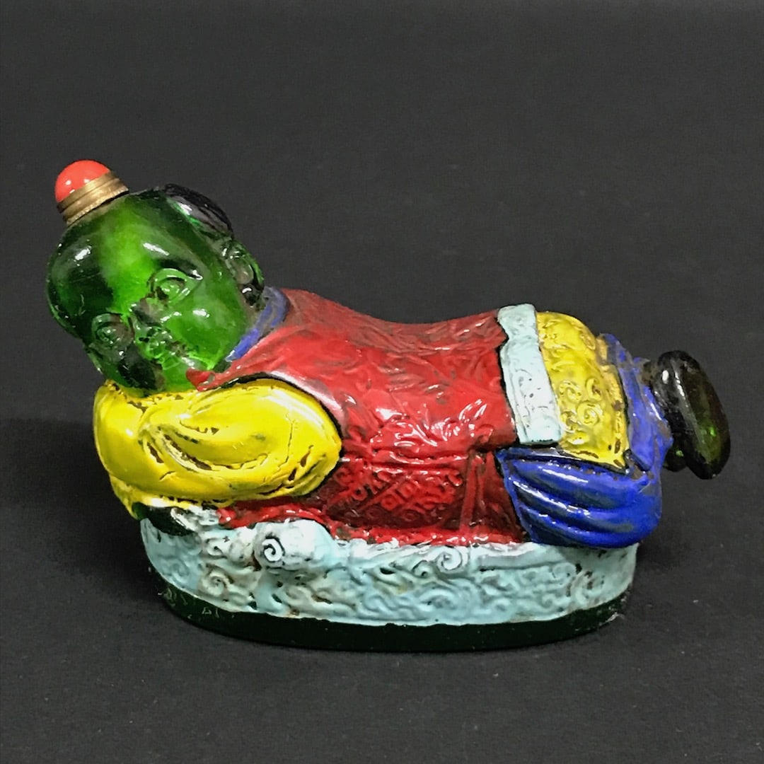 Peking Glass Overlay Snuff Bottle: Chinese Art Peking Glass Overlay Snuff Bottle. The dimension is 3.5 inches high x 2.25 inches wide. Please be aware that some of the items are vintage, secondhand, old ages, antiques and may have a