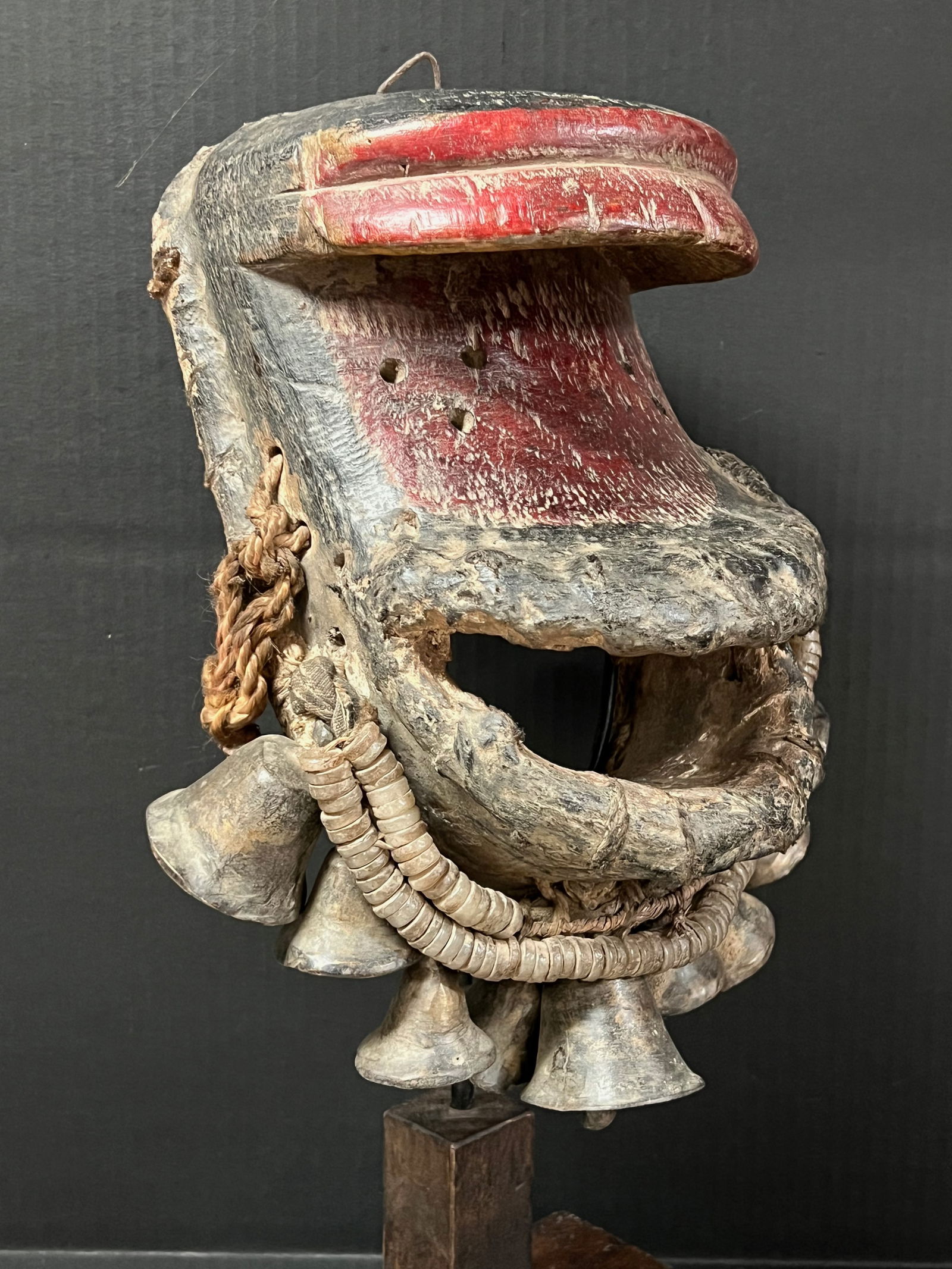 Dan Guere Mask with Stand - 4