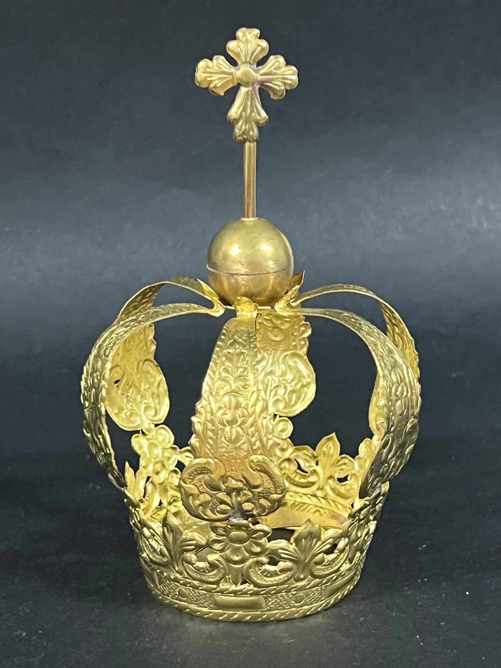 Metal Gilt Crown of Santos: Religious Art Metal Gilt Crown. The dimension is 5.5 inches high x 3.5 inches wide. Opening 2.25 inches wide. Please be aware that some of the items are vintage, secondhand, old ages, antiques and may