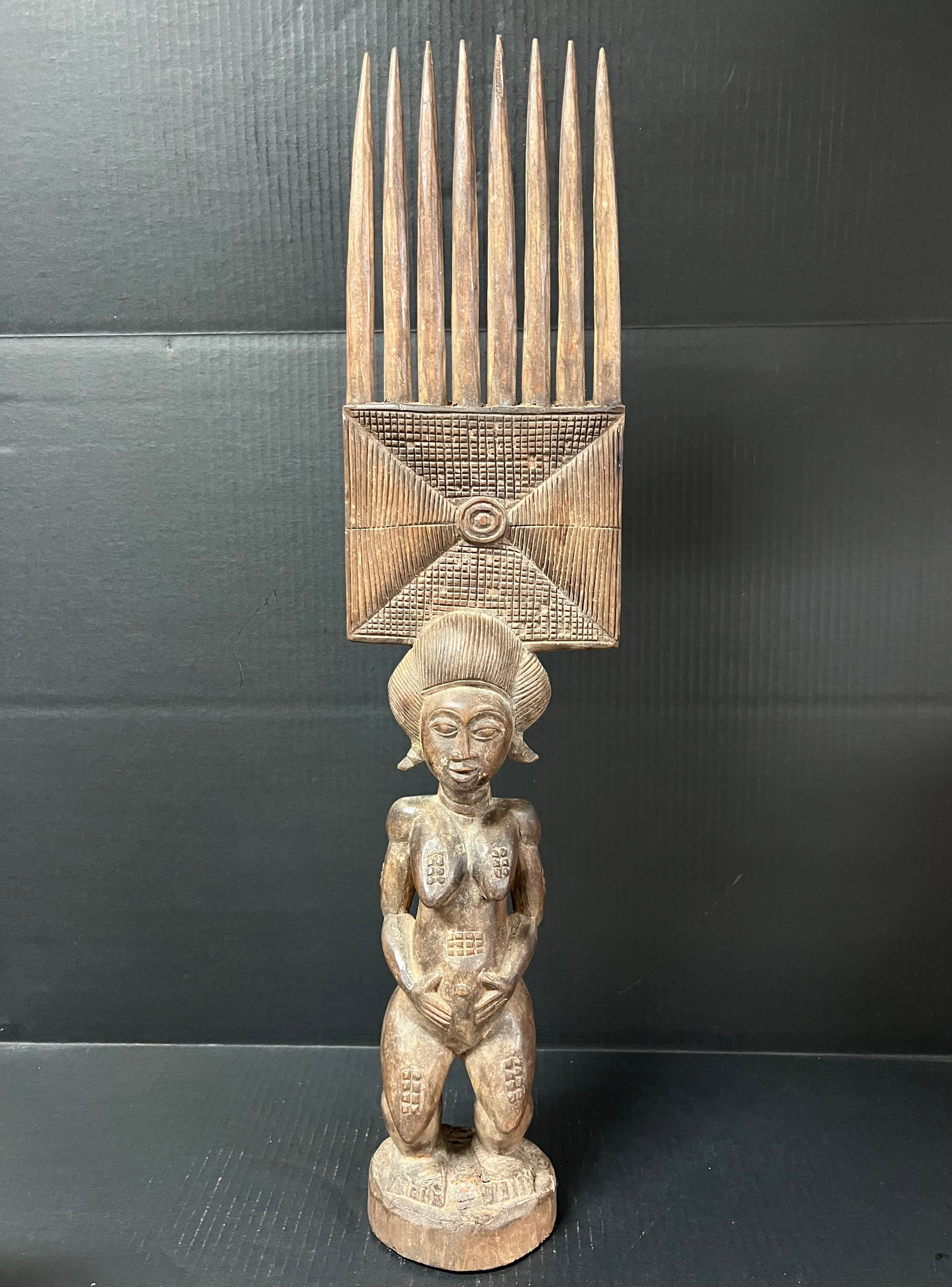 Baule Comb Statue: African Tribal Art Baule Comb Statue. The dimension is 30 inches high x 7 inches wide. Please be aware that some of the items are vintage, secondhand, old ages, antiques and may have a defects or