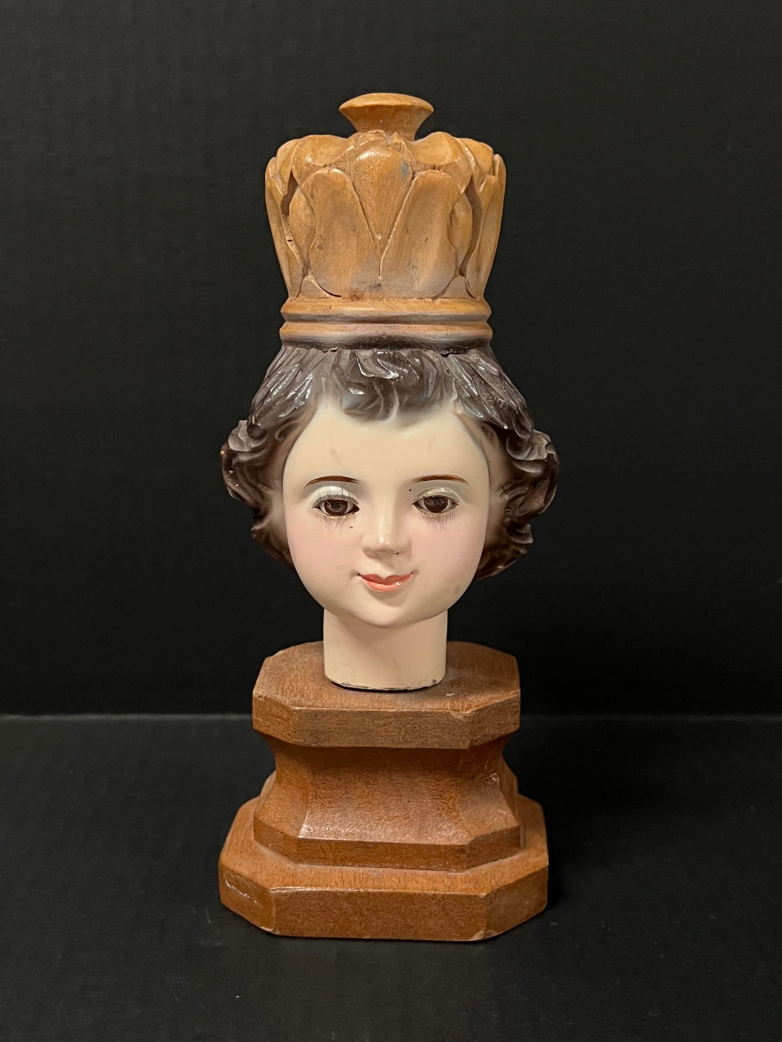 Carved Wood Head of Sto. Nino: Religious Art Carved Wood Head of Sto. Nino. The dimension is 8.75 inches high x 3.75 inches wide. Please be aware that some of the items are vintage, secondhand, old ages, antiques and may have a def