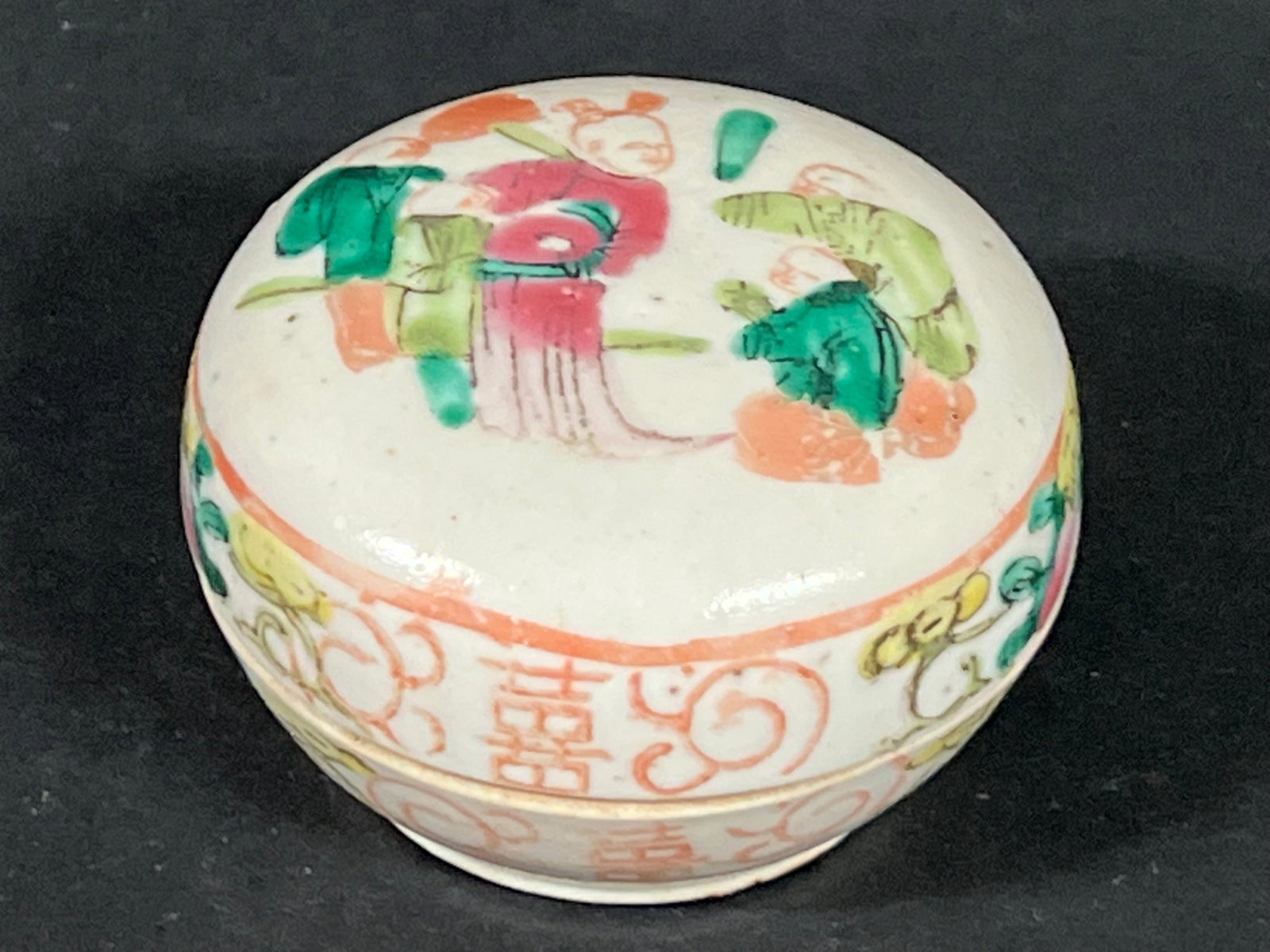 Chinese Art Porcelain Famille Rose Pill Box: Chinese Art Porcelain Famille Rose Pill Box. The dimension is 2 inches high x 3 nches wide. Please be aware that some of the items are vintage, secondhand, old ages, antiques and may have a defects or