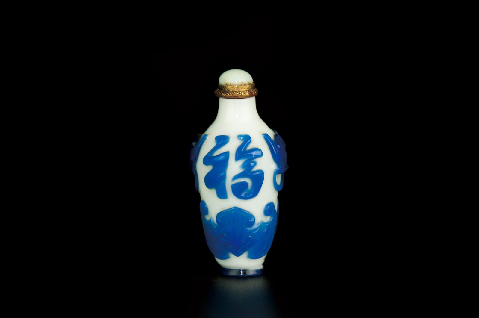 A PEKING GLASS COVERED BLUE SNUFF BOTTLE (1 of 5)