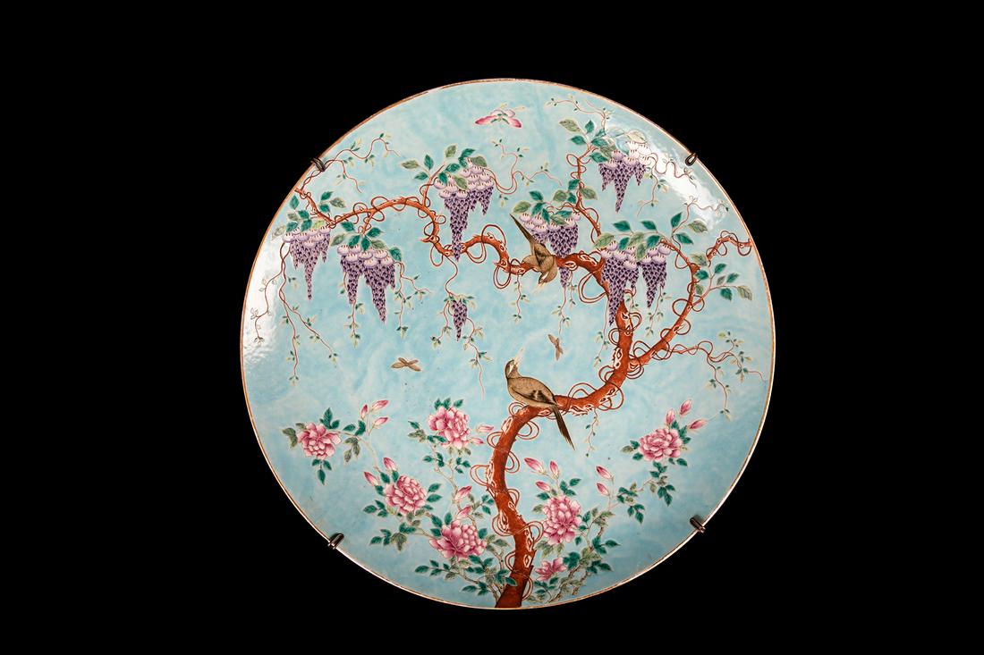 A LARGE FAMILLE ROSE PLATE (1 of 7)