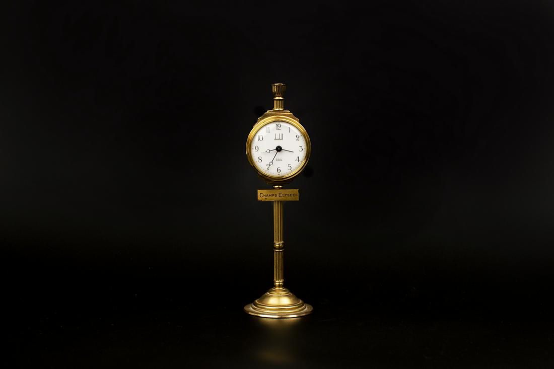 A DUNHILL BRONEZE CLOCK: A high-end quilaty Dunhill clock in bronze H: 20cm W: 6cm
