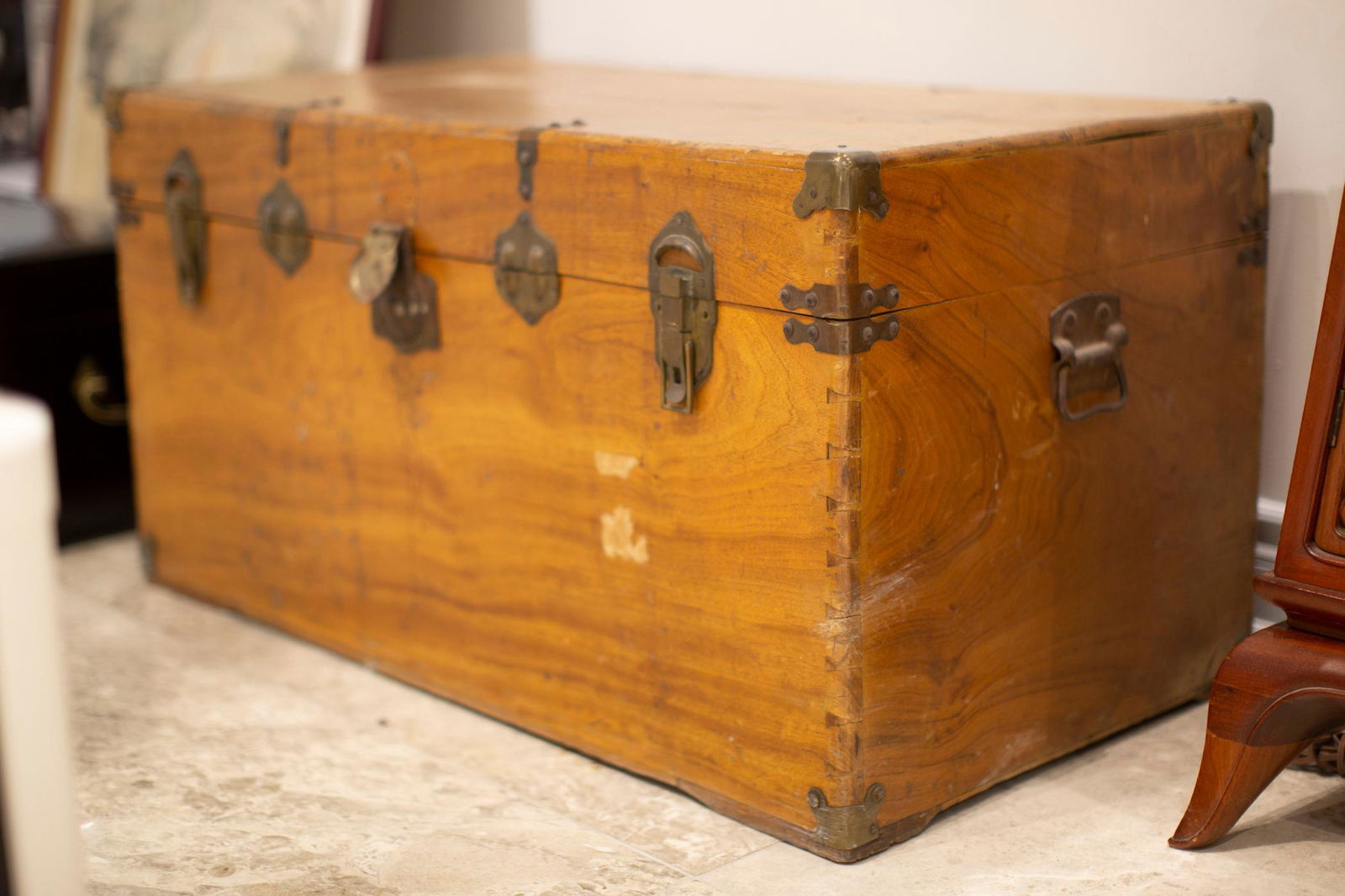 AN ANTIQUE WOODEN STORAGE BOX (1 of 3)