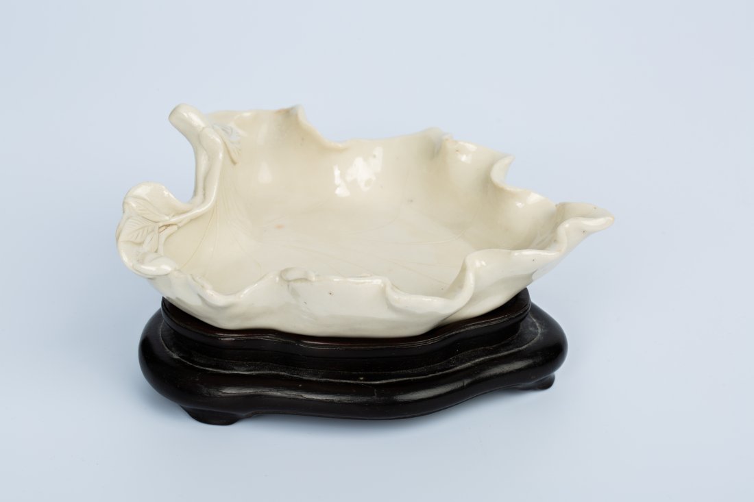 MING DYNASTY WATER LILY LEAF SHAPED BRUSH WASH: MING DYNASTY WATER LILY LEAF SHAPED BRUSH WASH LENGTH 14CM X WIDTH 13CM EARLY-QING DYNASTY