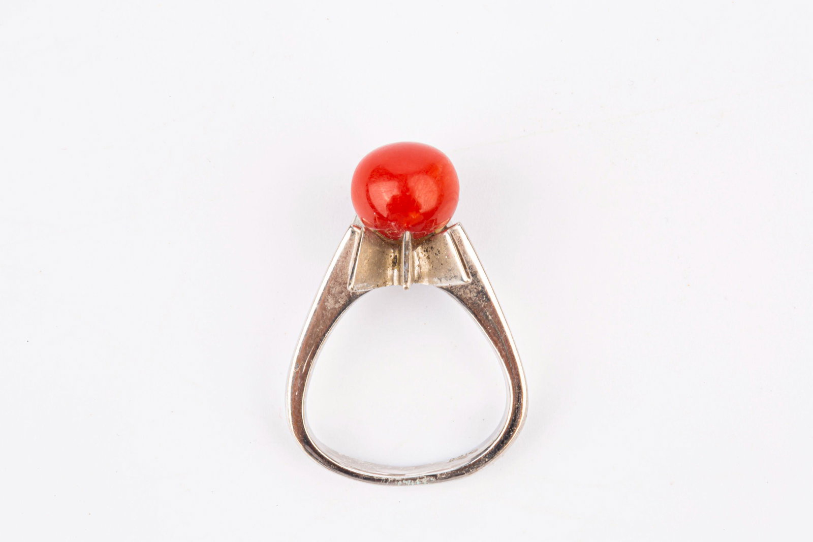 14K WHITE GOLD RING: 14K WHITE GOLD RING. H 3 cm, L 2 cm, Depth 13.1 mm, Weight 6 g