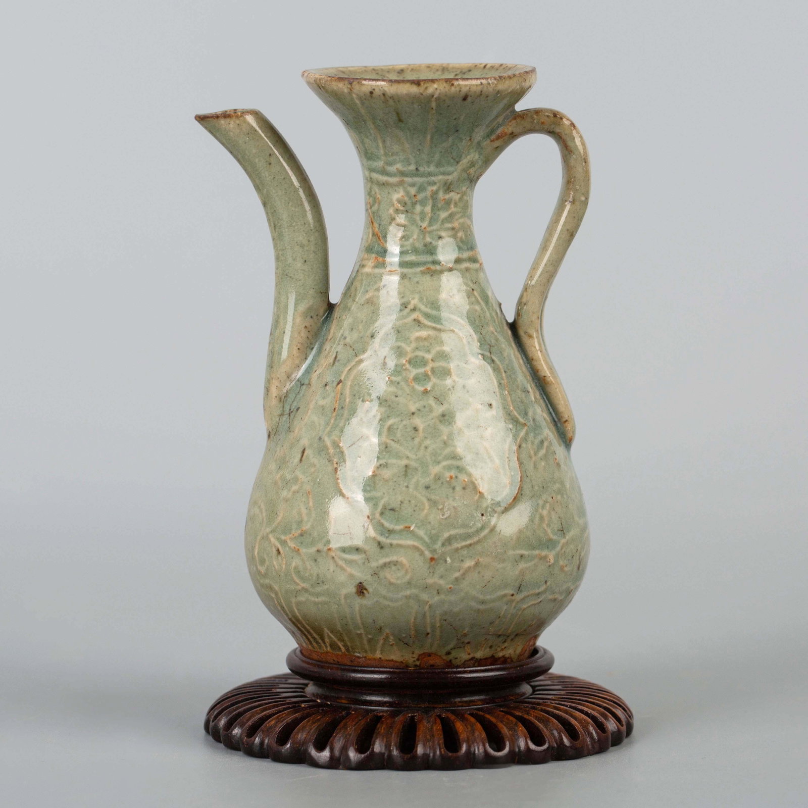 Bean green glaze incised flower pattern holding pot, Ming dynasty (1 of 7)