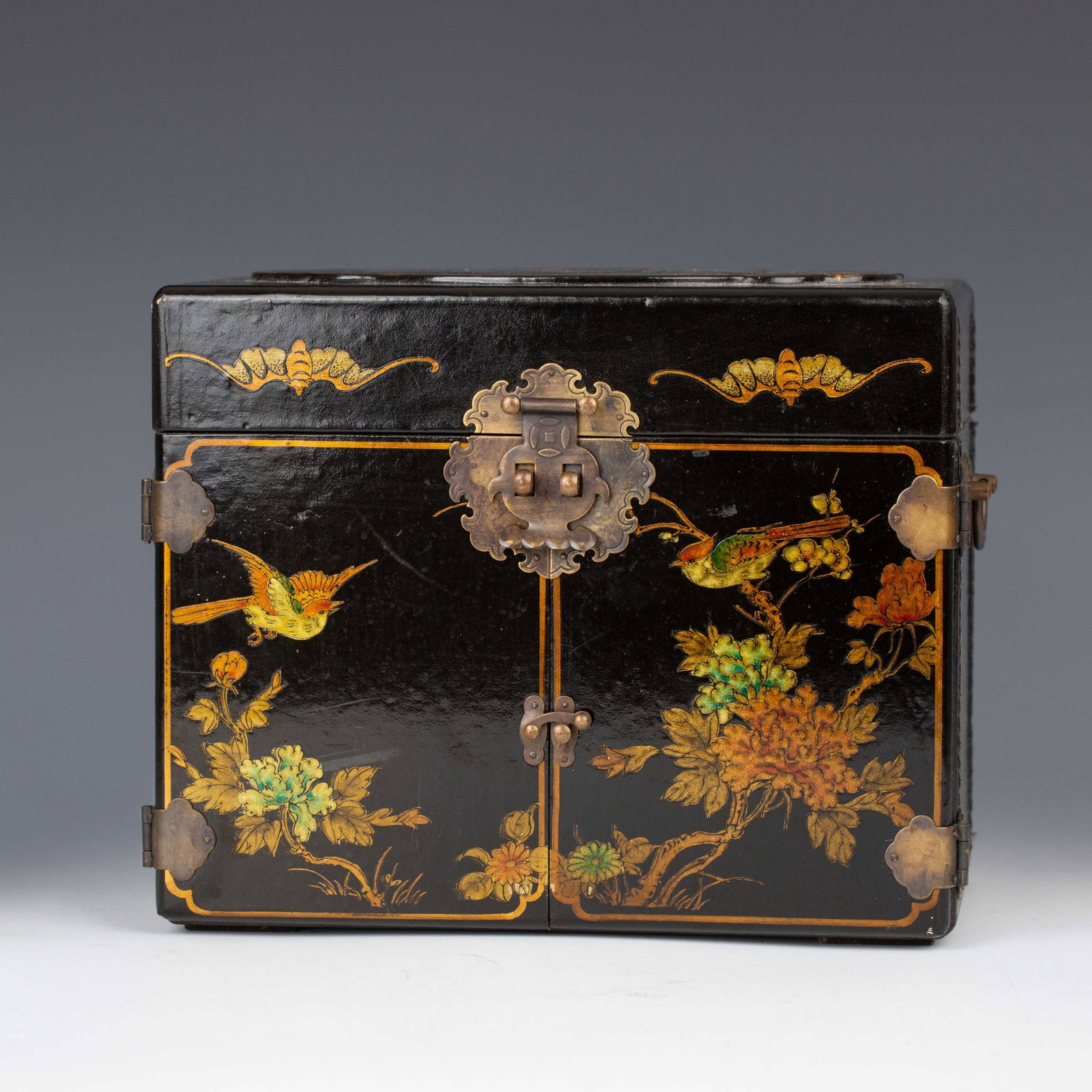 Lacquer jewelry box: Lacquer jewelry box. L 25cm, H 20cm, D 15cm