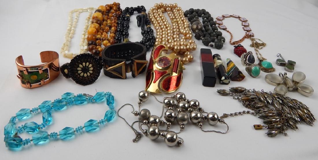 VINTAGE BAKELITE & PLASTICS ++ COSTUME JEWELRY LOT (1 of 4)