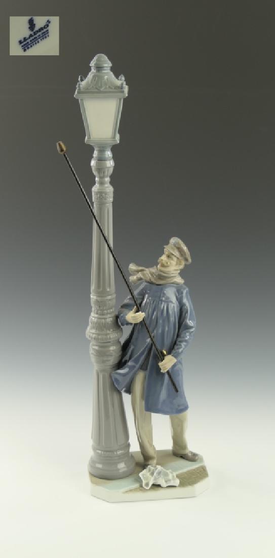 LLADRO SPAIN "LAMPLIGHTER" PORCELAIN FIGURE 5205 (1 of 7)
