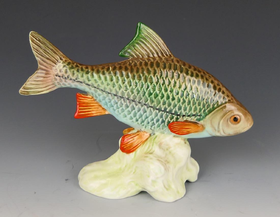 ARTHUR GREDINGTON BESWICK ROACH FISH #1874: Designed by a Arthur Gredington, a Beswick English pottery "Roach Fish" number 1874. Measures approx. 4 3/4" height x 6 1/2" length (12cm x 16.5cm).