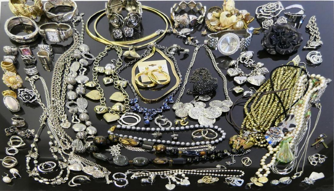 HUGE LOT OF COSTUME JEWELRY EARRINGS RINGS BRACELE (1 of 12)