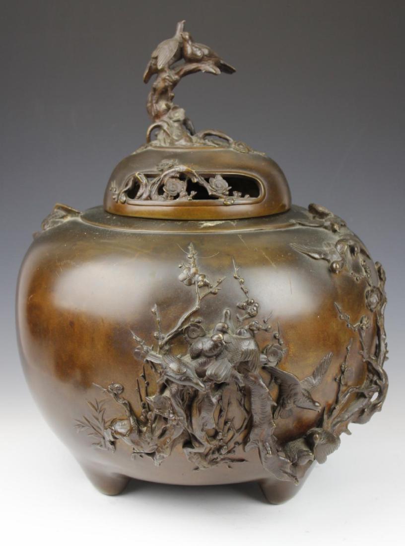 HEAVY CHINESE BRONZE PARADISE BIRDS TRIPOD CENSER (1 of 5)
