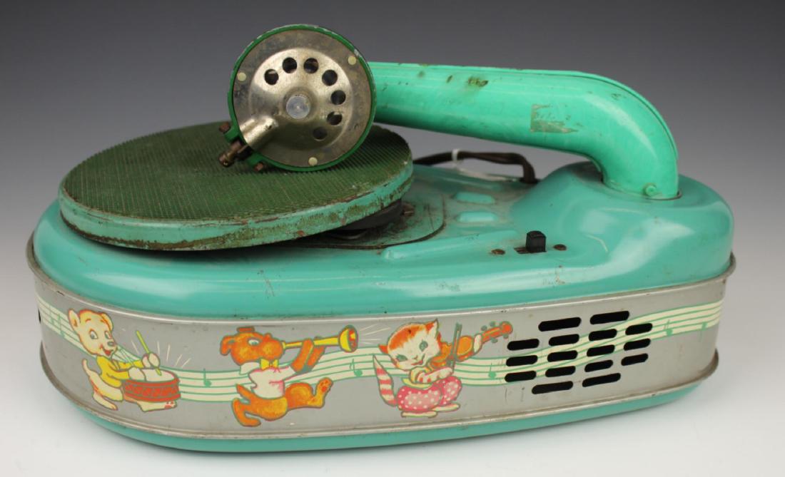 SUPERIOR ELECTRIC PHONOGRAPH MODEL 51: Vintage Superior phonograph for kids. Measures approx 14" lenth.