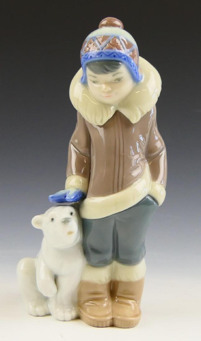 LLADRO PORCELAIN "ESKIMO BOY"5238