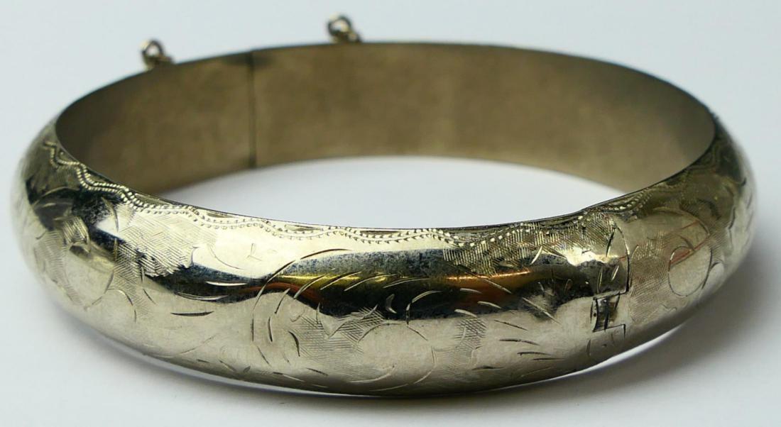 VINTAGE STERLING SILVER CHASED HINGED BANGLE (1 of 4)