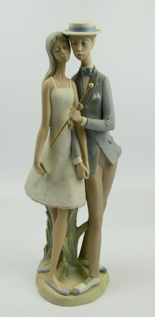 LLADRO "SWEETHEARTS" PORCELAIN FIGURE 4598: Lladro matte porcealin figure titled "Sweethearts" or "Primer Amor" number 4598. Sculpted by Julio Fernandez. Issued in 1969 and retired in 1978. Measures approx. 19 1/2" height (49.53cm).